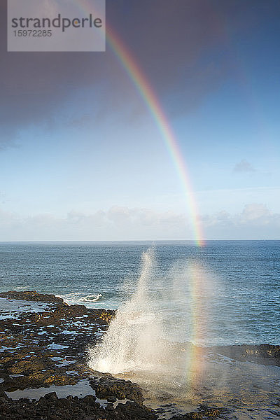 Spouting Horn mit einem morgendlichen Regenbogen  an der Südküste von Kauai in der Nähe von Poipu  Kauai  Hawaii  Vereinigte Staaten von Amerika  Nordamerika