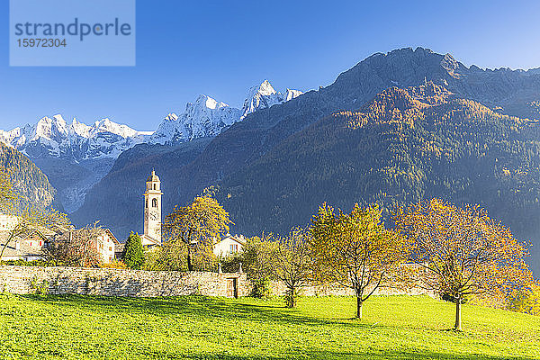 Traditionelles Dorf Soglio im Herbst  Soglio  Bergell  Graubünden  Schweiz  Europa