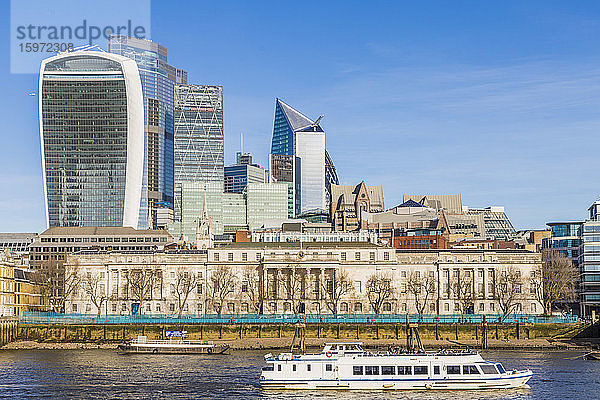 Skyline der Londoner City mit der Fenchurch Street 20 (The Walkie Talkie) und der Themse  London  England  Vereinigtes Königreich  Europa