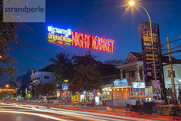 Pub Street  ein nächtlicher Hotspot des Nachtlebens  nachts  in Siem Reap  Kambodscha  Indochina  Südostasien  Asien