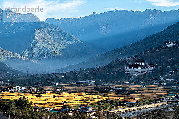 Sonnenaufgang über dem Himalaja in Bhutan  Asien