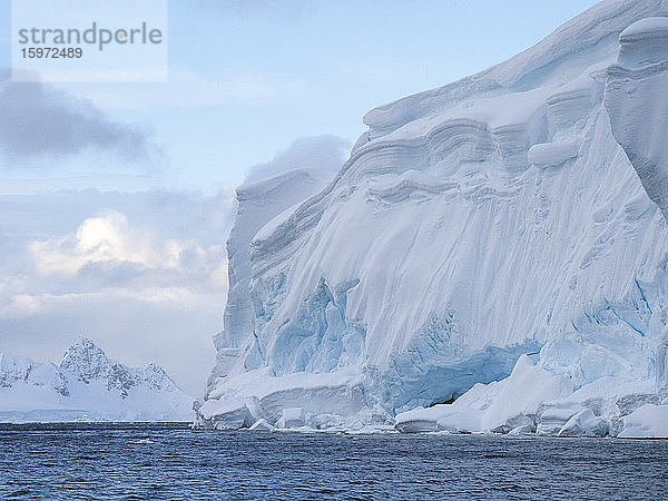 Eisbedeckte Küstenlinie in der Wilhamena-Bucht  Antarktis  Polarregionen