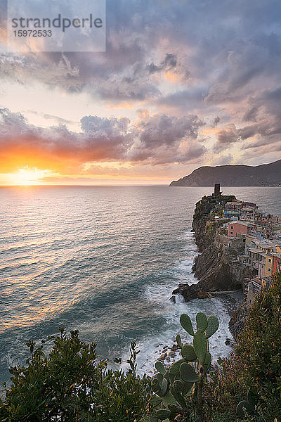 Vernazza bei Sonnenuntergang  Cinque Terre  UNESCO-Weltkulturerbe  Provinz La Spezia  Ligurien  Italien  Europa