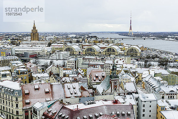 Blick über die Rigaer Altstadt und den Fluss Daugava  mit schneebedeckten Dächern  UNESCO-Weltkulturerbe  Riga  Lettland  Europa