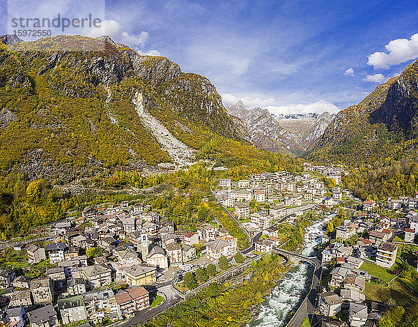Dorf Cataeggio in Herbstfarben  Valmasino  Valtellina  Lombardei  Italien  Europa
