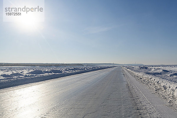 Eisstraße auf dem gefrorenen Fluss Lena  Straße der Knochen  Republik Sacha (Jakutien)  Russland  Eurasien