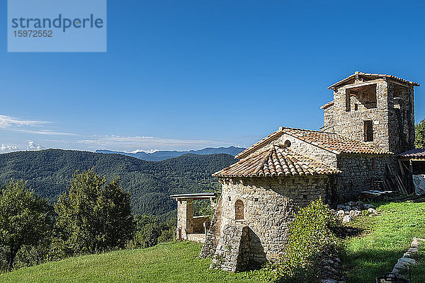 Die normannische Kirche Sant Marti de Toralles und der Naturpark der Vulkanzone Garrotxa  Pyrenäen  Katalonien  Spanien  Europa