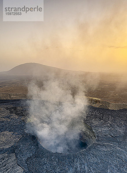 Panoramaluftaufnahme des Sonnenuntergangs über dem aktiven Krater des Vulkans Erta Ale  Danakil-Depression  Afar-Region  Äthiopien  Afrika