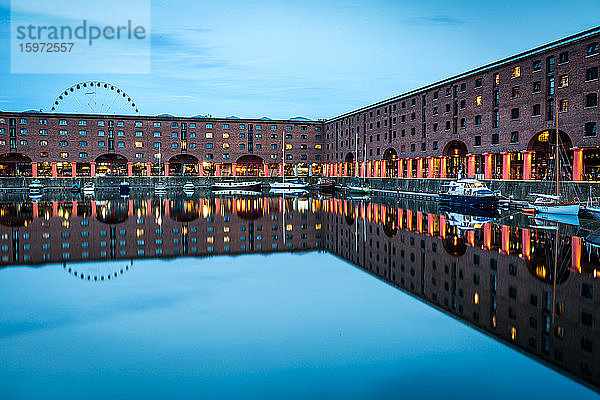 Das Rad von Liverpool hinter dem Albert Dock an der Uferpromenade des Flusses Mersey  UNESCO-Weltkulturerbe  in der Abenddämmerung (blaue Stunde)  Liverpool  Merseyside  England  Vereinigtes Königreich  Europa