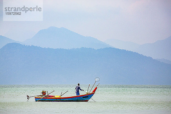 Fischer auf kleinem Boot  Straße von Malakka mit der thailändischen Insel Ko Tarutao vom Datai Bay Beach (Pantai Teluk Datai)  Andamanensee  Malaysia  Südostasien  Asien