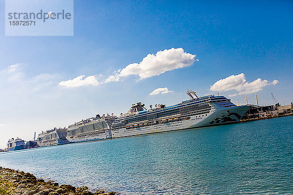 Princess Cruises Kreuzfahrtschiff Coral Princess darf endlich in Miami mit kranken Passagieren mit dem COVID-19-Virus anlegen  Miami  Florida  Vereinigte Staaten von Amerika  Nordamerika