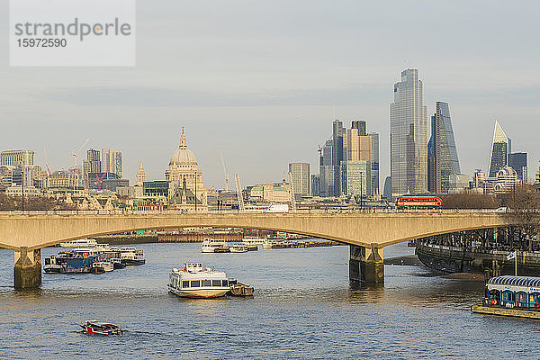 Skyline der Stadt London und die Themse  London  England  Vereinigtes Königreich  Europa