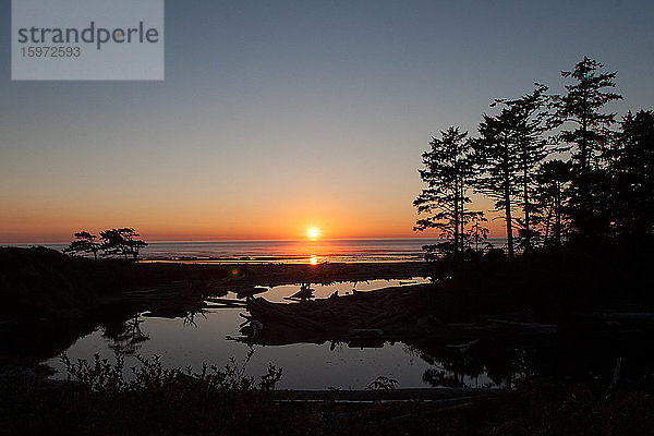 Sonnenuntergang am Strand der Pazifikküste  Olympia-Nationalpark  UNESCO-Weltkulturerbe  Bundesstaat Washington  Vereinigte Staaten von Amerika  Nordamerika