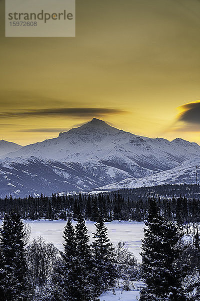 Sonnenaufgang über dem gefrorenen Otto-See und den schneebedeckten Bergen des Denali-Nationalparks im Hintergrund  Alaska  Vereinigte Staaten von Amerika  Nordamerika