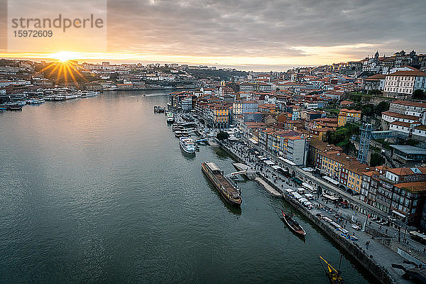 Sonnenuntergang über Porto mit Blick auf den Stadtteil Ribeira von der Brücke Dom Luis I  UNESCO-Weltkulturerbe  Porto  Portugal  Europa