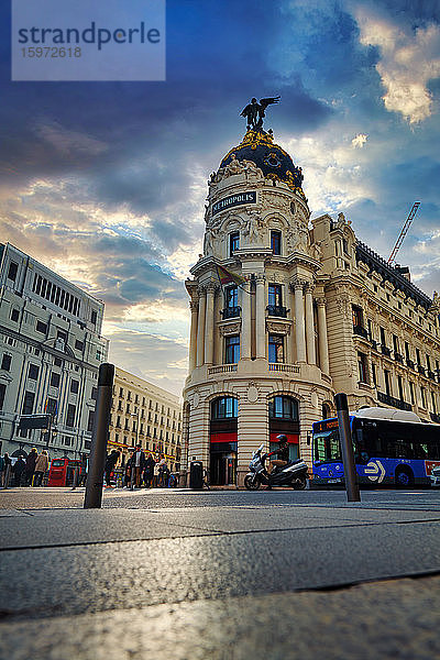 Das berühmte Metropolis-Gebäude (Edificio Metropolis) an der Gran Via  Madrid  Spanien  Europa