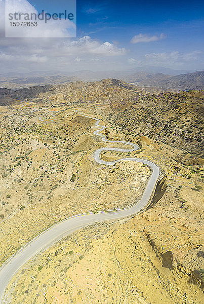 Panoramablick vom Dröhnen der kurvenreichen Straße nach Berhale durch die trockene Landschaft der Danakil-Wüste  Afar-Region  Äthiopien  Afrika