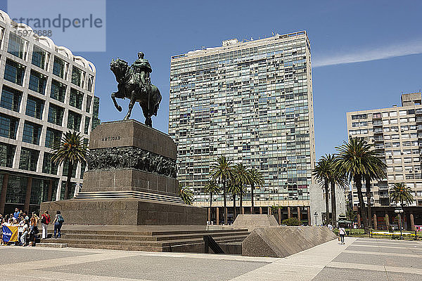 Statue von Jose Artigas über seinem Mausoleum  Plaza Independencia  Montevideo (Ciudad Viejo)  Uruguay  Südamerika