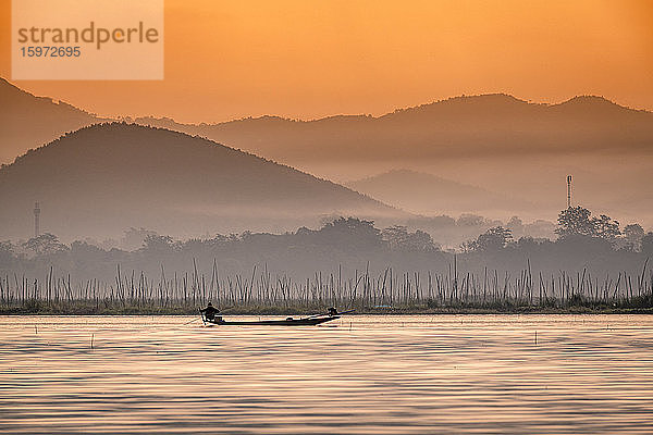 Junger Fischer mit Netz bei Sonnenaufgang  Inle-See  Shan-Staat  Myanmar (Burma)  Asien