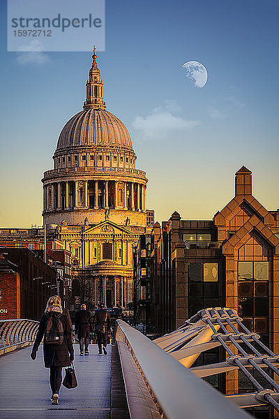 Londoner Pendler an der St. Pauls Cathedral beim Gang über die Millennium Bridge  London  England  Vereinigtes Königreich  Europa