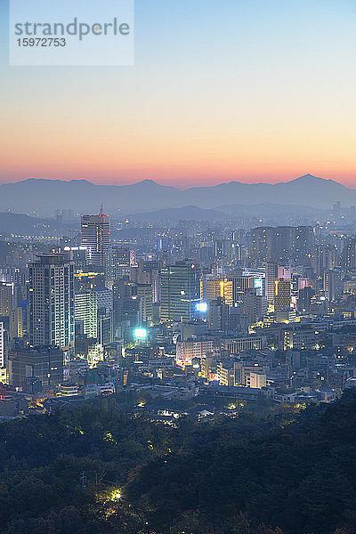 Blick auf Seoul im Morgengrauen  Seoul  Südkorea  Asien