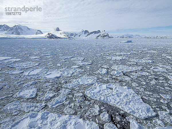 Eisgekühlte Gewässer um die Yalour-Inseln  Antarktis  Polarregionen