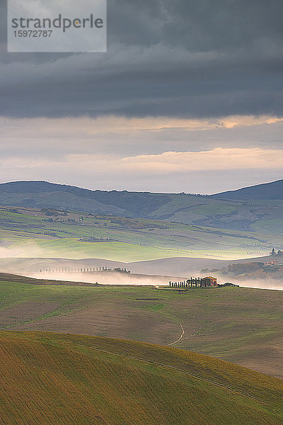 Hügelige Landschaft mit Bauernhaus und Nebel  Toskana  Italien  Europa