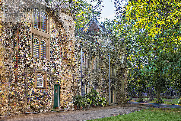 In die Westfassade der zerstörten Abteikirche gebaute Häuser  Bury St. Edmunds  Suffolk  England  Vereinigtes Königreich  Europa