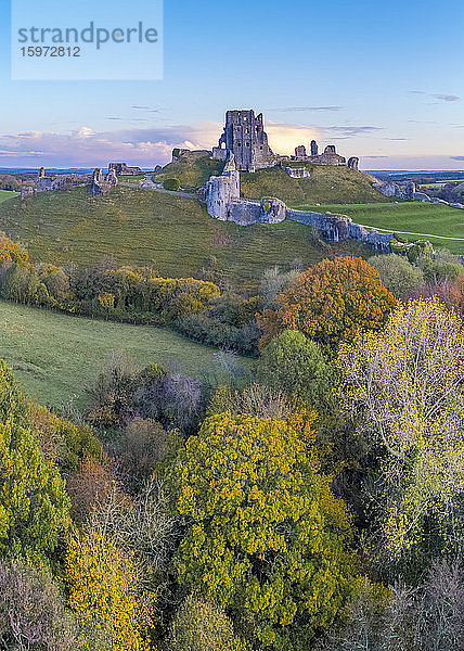 Ansicht der Drohne von Schloss Corfe  Dorset  England  Vereinigtes Königreich  Europa