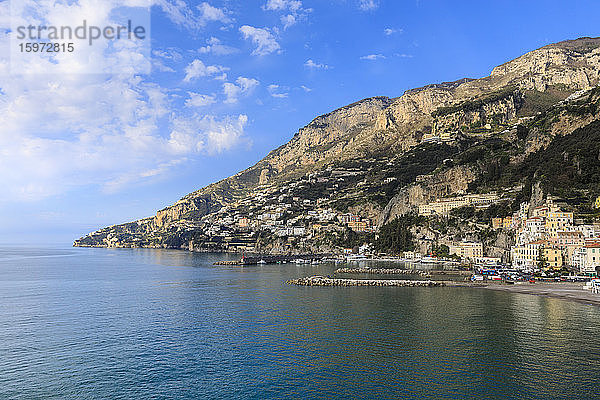 Stadt  Meer und Hügel im Sonnenschein  Amalfi  Costiera Amalfitana (Amalfiküste)  UNESCO-Weltkulturerbe  Kampanien  Italien  Europa