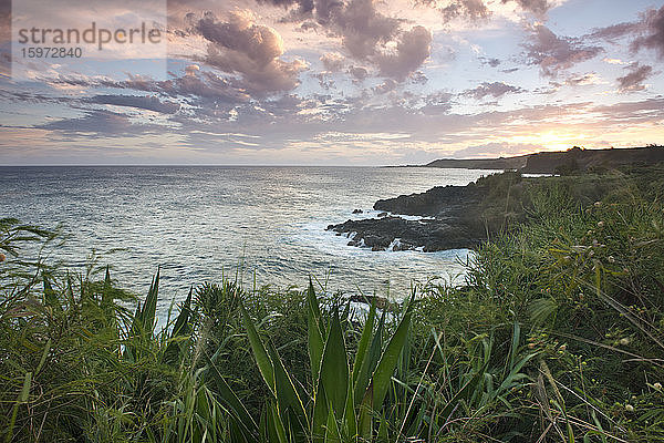 Südküste von Kauai bei Sonnenuntergang  Hawaii  Vereinigte Staaten von Amerika  Nordamerika