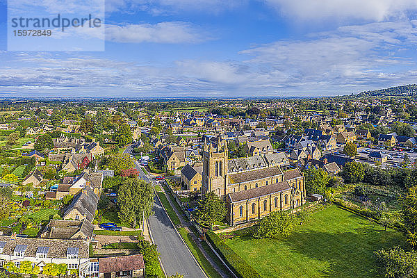 Luftaufnahme über dem Dorf Broadway  Cotswolds  Broadway  Worcestershire  England  Vereinigtes Königreich  Europa
