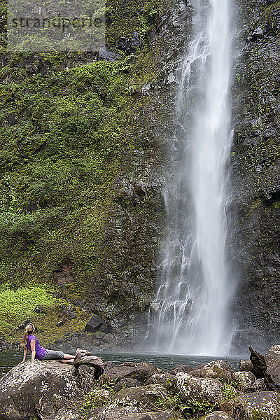 Wanderer geniessen einen Wasserfall entlang des berühmten Kalalau Trails  entlang Kauais Na Pali Küste  Kauai  Hawaii  Vereinigte Staaten von Amerika  Nordamerika