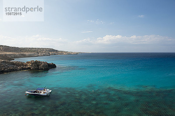 Boot auf dem Wasser mit Blick auf Cape Greco  Protaras  Zypern  Mittelmeer  Europa