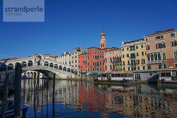 Rialto-Brücke über den Canal Grande während der Sperrung des Coronavirus  Venedig  UNESCO-Weltkulturerbe  Venetien  Italien  Europa