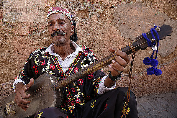 Gnawa-Musiker auf einer Straße in der Medina (Altstadt) von Marrakesch  Marrakesch  Marokko  Nordafrika  Afrika