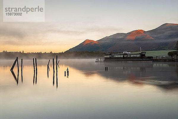 Morgennebel auf Derwentwater  Lake-District-Nationalpark  UNESCO-Weltkulturerbe  Cumbria  England  Vereinigtes Königreich  Europa