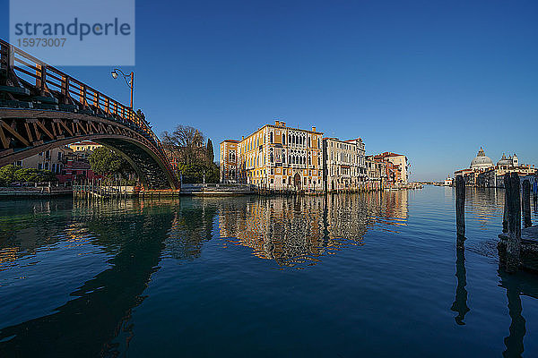 Accademia-Brücke über den Canal Grande de Venedig während der Sperrung des Coronavirus  Venedig  UNESCO-Weltkulturerbe  Venetien  Italien  Europa