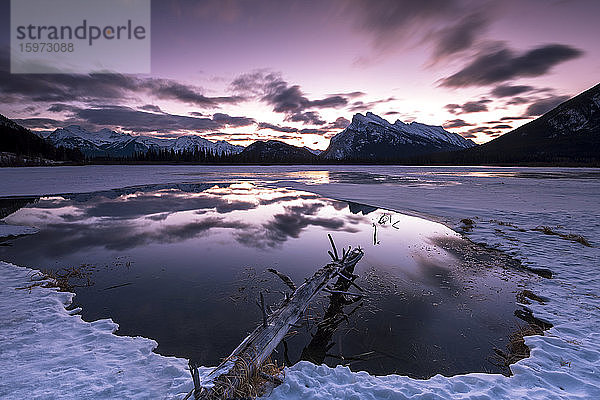 Sonnenaufgang an den Vermilion Lakes in den kanadischen Rocky Mountains  Banff National Park  UNESCO-Weltkulturerbe  Alberta  Kanada  Nordamerika