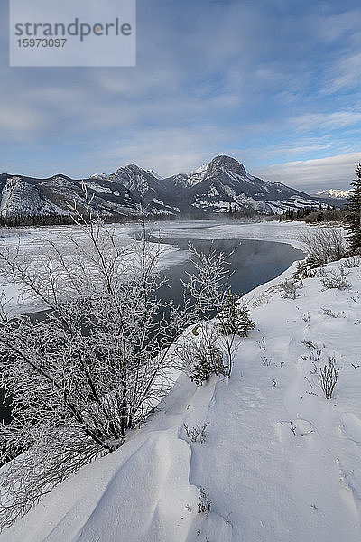Bow River im Winter mit Bergen  Jasper  Kanadische Rocky Mountains  Alberta  Kanada  Nordamerika