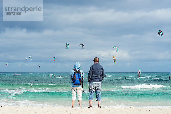 Menschen beobachten die Kitesurfer  Flag Beach  Fuerteventura  Kanarische Inseln  Spanien  Atlantik  Europa