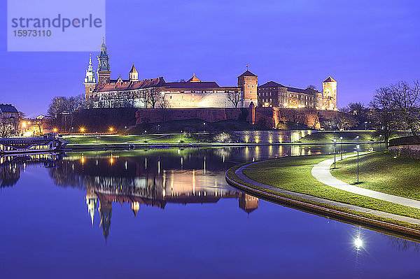 Schloss Wawel  UNESCO-Weltkulturerbe  spiegelt sich in der Weichsel  nachts  Krakau  Polen  Europa