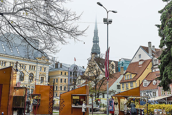 Weihnachtsmarkt auf dem Livu-Platz  Altstadt  UNESCO-Weltkulturerbe  Riga  Lettland  Europa