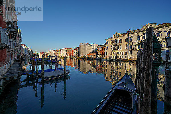 Reflexionen der Gebäude im ruhigen Wasser des Canal Grande während der Sperrung des Coronavirus  Venedig  UNESCO-Weltkulturerbe  Venetien  Italien  Europa