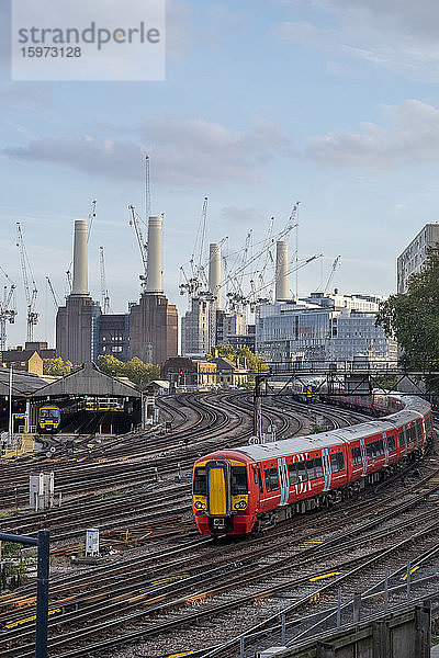 Passagierzug Gatwick Express in Richtung London Victoria Station  Battersea Power Station im Bau  London  England  Vereinigtes Königreich  Europa