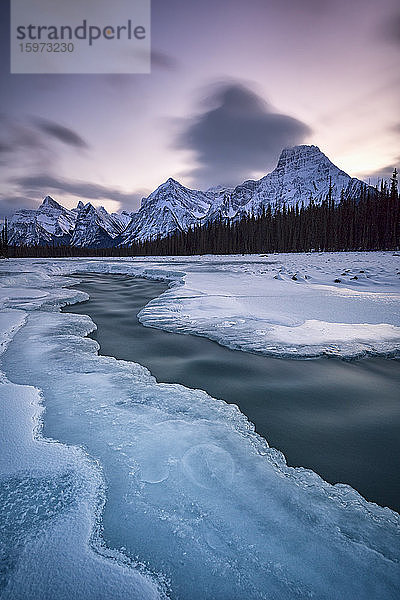 Der Athabasca-Fluss im Winter mit Bergkulisse  Alberta  Kanada  Nordamerika