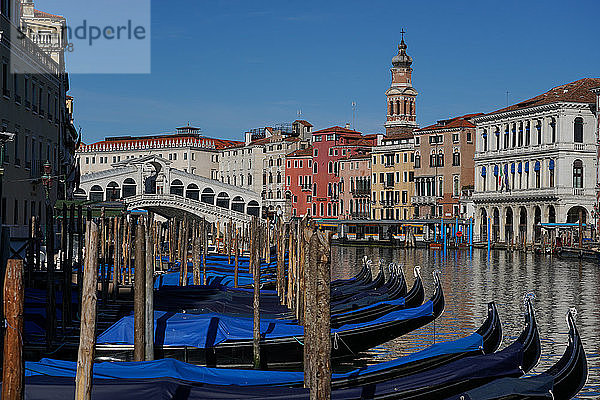 Gondeln auf dem Canal Grande und der Rialto-Brücke während der Sperrung des Coronavirus  Venedig  UNESCO-Weltkulturerbe  Venetien  Italien  Europa