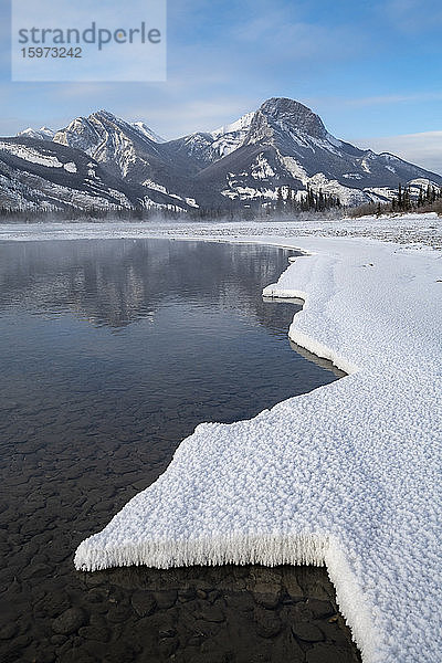 Bow River im Winter mit Schneeformationen  Jasper  Kanadische Rocky Mountains  Alberta  Kanada  Nordamerika