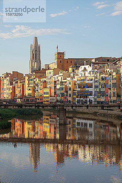 Häuser am Fluss Onyar und die Kirche St. Felix  Girona  Katalonien  Spanien  Europa