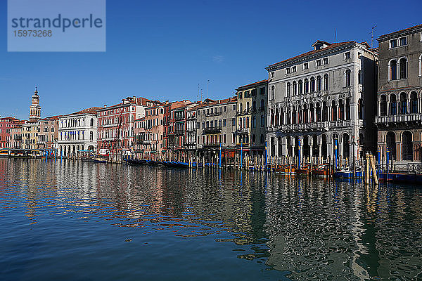 Reflexionen der Gebäude im ruhigen Wasser des Canal Grande während der Sperrung des Coronavirus  Venedig  UNESCO-Weltkulturerbe  Venetien  Italien  Europa